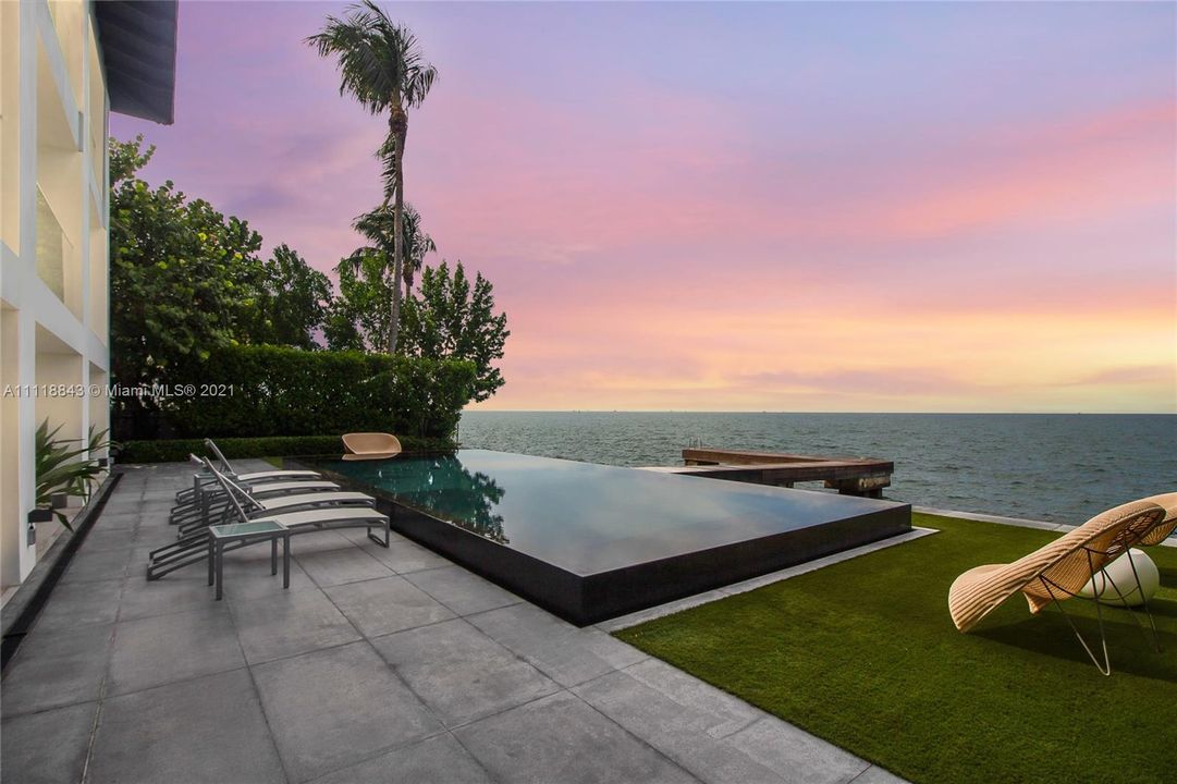 Recently Sold: $11,000,000 (5 beds, 6 baths, 5967 Square Feet)
