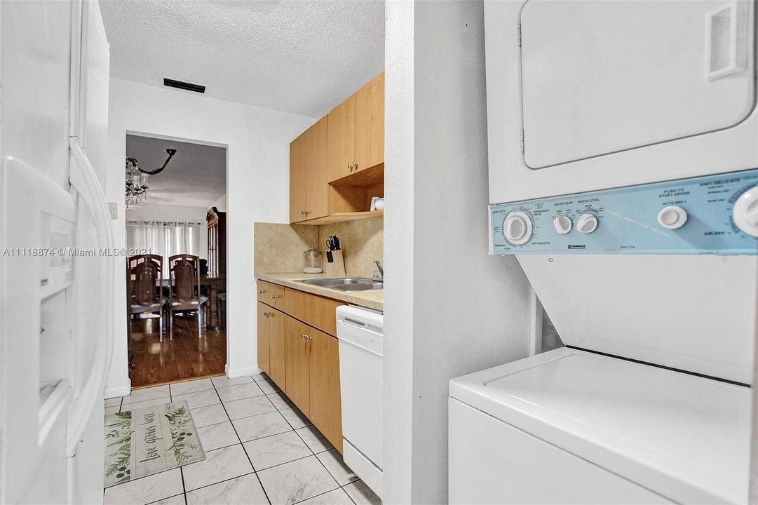 Recently Sold: $299,000 (3 beds, 2 baths, 1404 Square Feet)