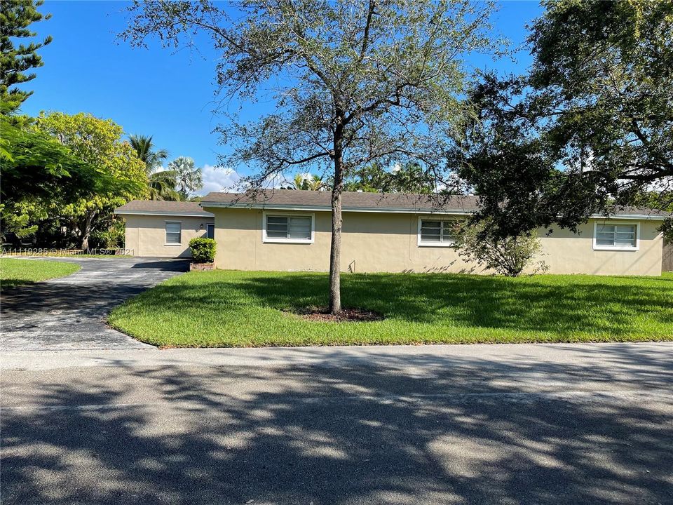 Recently Sold: $885,000 (3 beds, 2 baths, 2761 Square Feet)