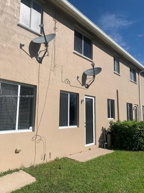Recently Sold: $295,000 (3 beds, 2 baths, 1716 Square Feet)