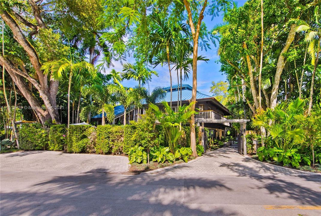 Recently Sold: $4,850,000 (4 beds, 4 baths, 4077 Square Feet)