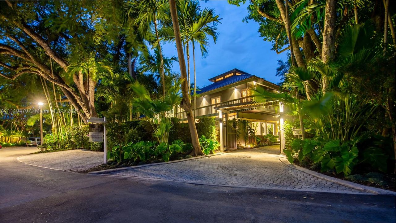 Recently Sold: $4,850,000 (4 beds, 4 baths, 4077 Square Feet)
