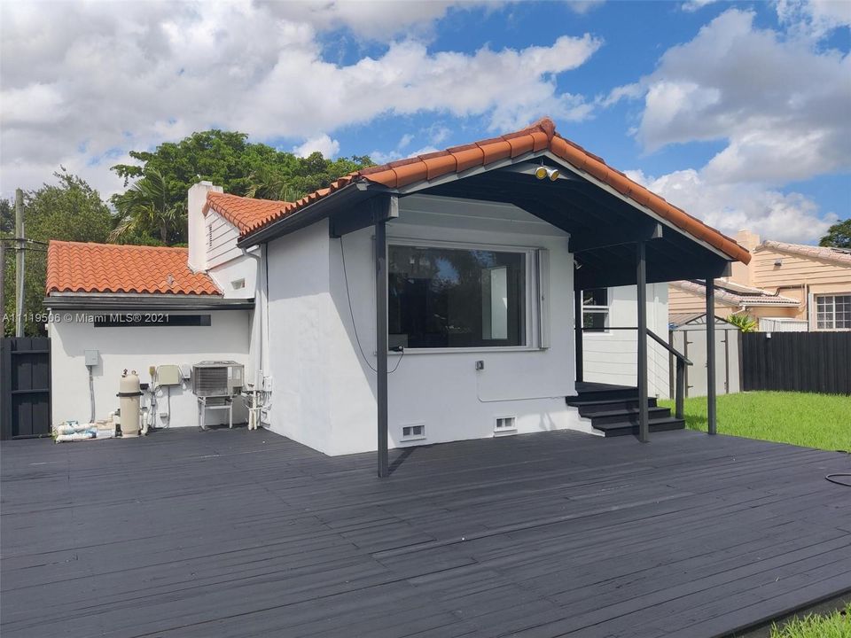 Vendido Recientemente: $690,000 (3 camas, 2 baños, 1286 Pies cuadrados)