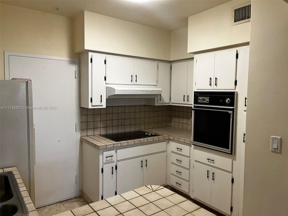 Recently Rented: $1,850 (1 beds, 1 baths, 826 Square Feet)