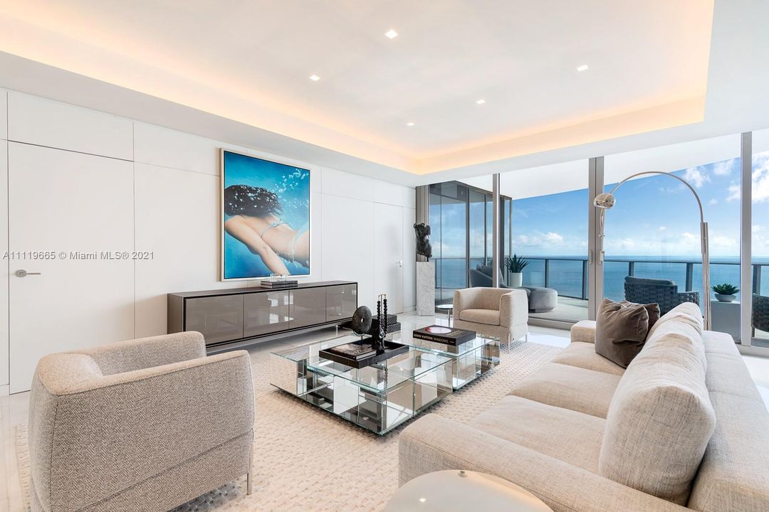 Recently Sold: $4,950,000 (3 beds, 3 baths, 2475 Square Feet)