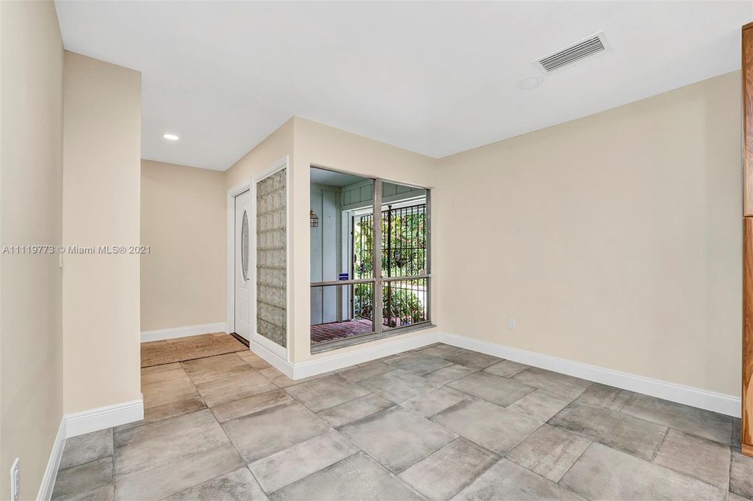 Recently Sold: $585,000 (3 beds, 2 baths, 1749 Square Feet)