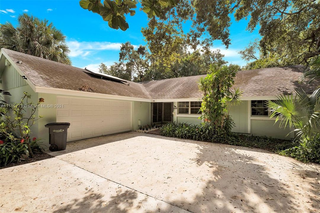 Recently Sold: $585,000 (3 beds, 2 baths, 1749 Square Feet)