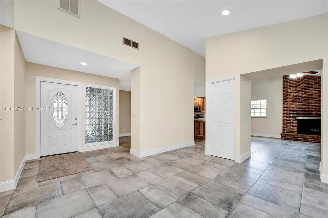 Recently Sold: $585,000 (3 beds, 2 baths, 1749 Square Feet)