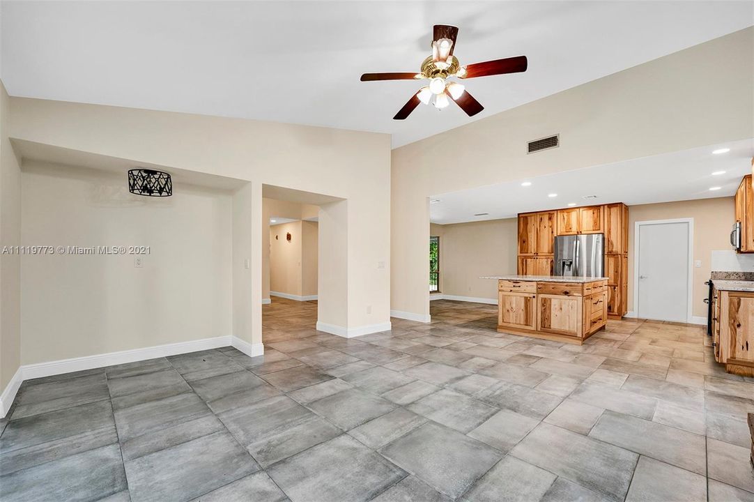 Recently Sold: $585,000 (3 beds, 2 baths, 1749 Square Feet)