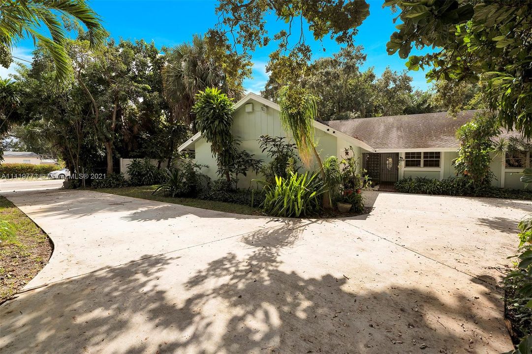 Recently Sold: $585,000 (3 beds, 2 baths, 1749 Square Feet)