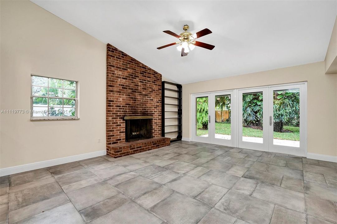 Recently Sold: $585,000 (3 beds, 2 baths, 1749 Square Feet)