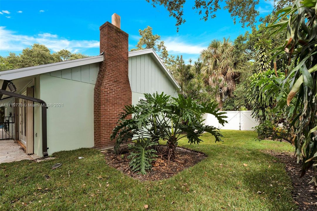 Recently Sold: $585,000 (3 beds, 2 baths, 1749 Square Feet)