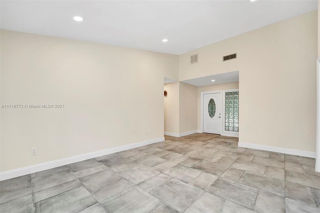 Recently Sold: $585,000 (3 beds, 2 baths, 1749 Square Feet)