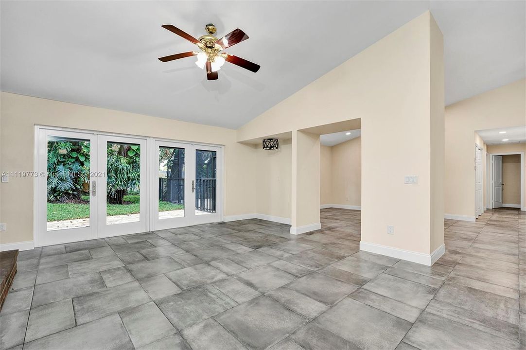 Recently Sold: $585,000 (3 beds, 2 baths, 1749 Square Feet)