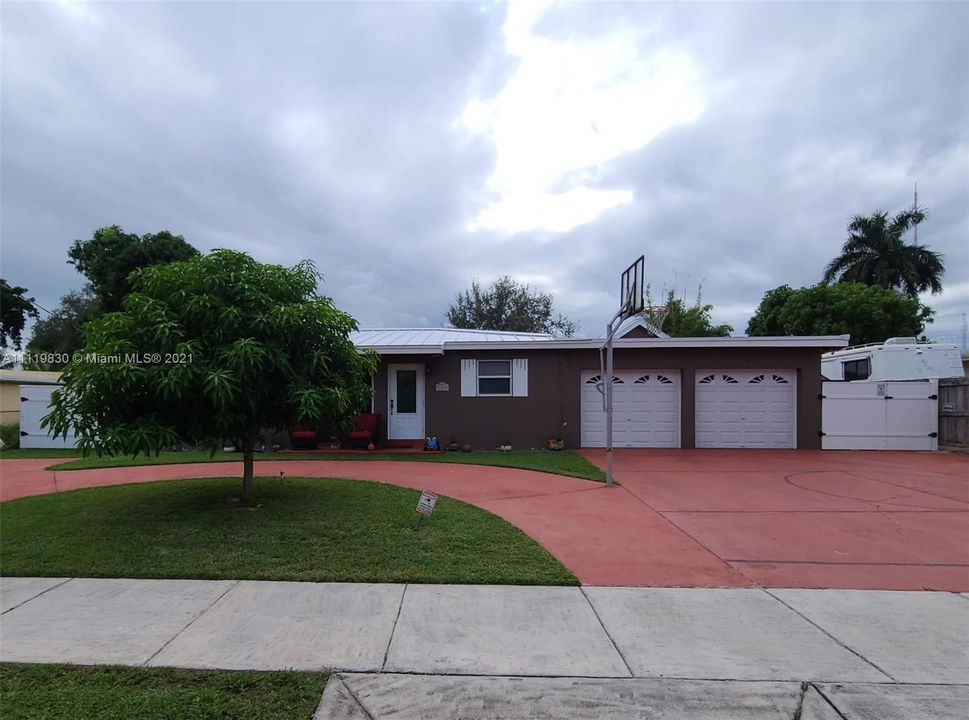 Recently Sold: $480,000 (3 beds, 2 baths, 1922 Square Feet)