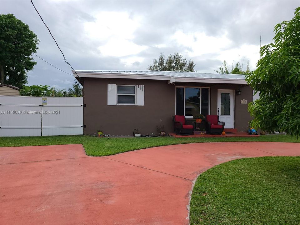 Recently Sold: $480,000 (3 beds, 2 baths, 1922 Square Feet)