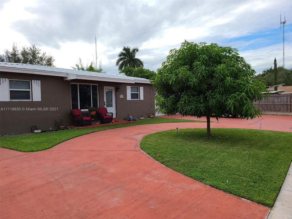 Recently Sold: $480,000 (3 beds, 2 baths, 1922 Square Feet)