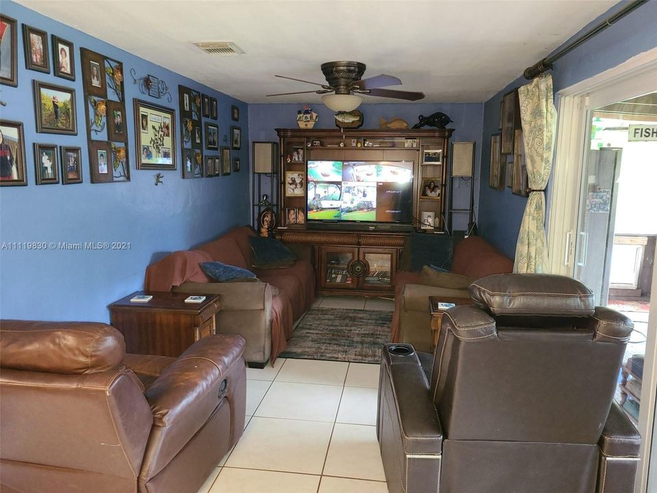 Recently Sold: $480,000 (3 beds, 2 baths, 1922 Square Feet)