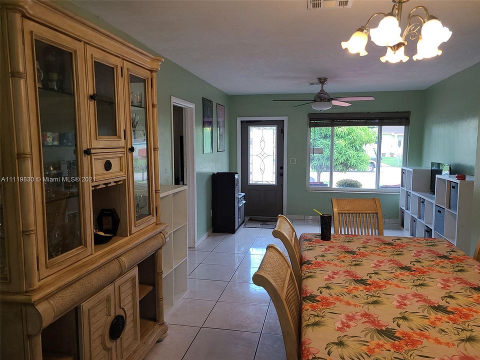 Recently Sold: $480,000 (3 beds, 2 baths, 1922 Square Feet)