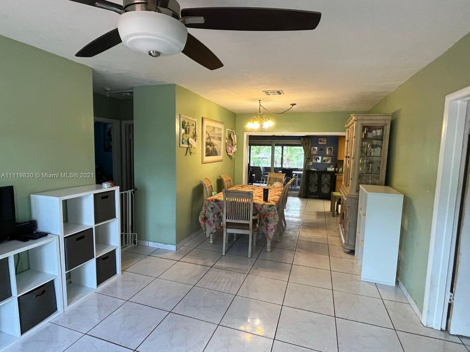 Recently Sold: $480,000 (3 beds, 2 baths, 1922 Square Feet)