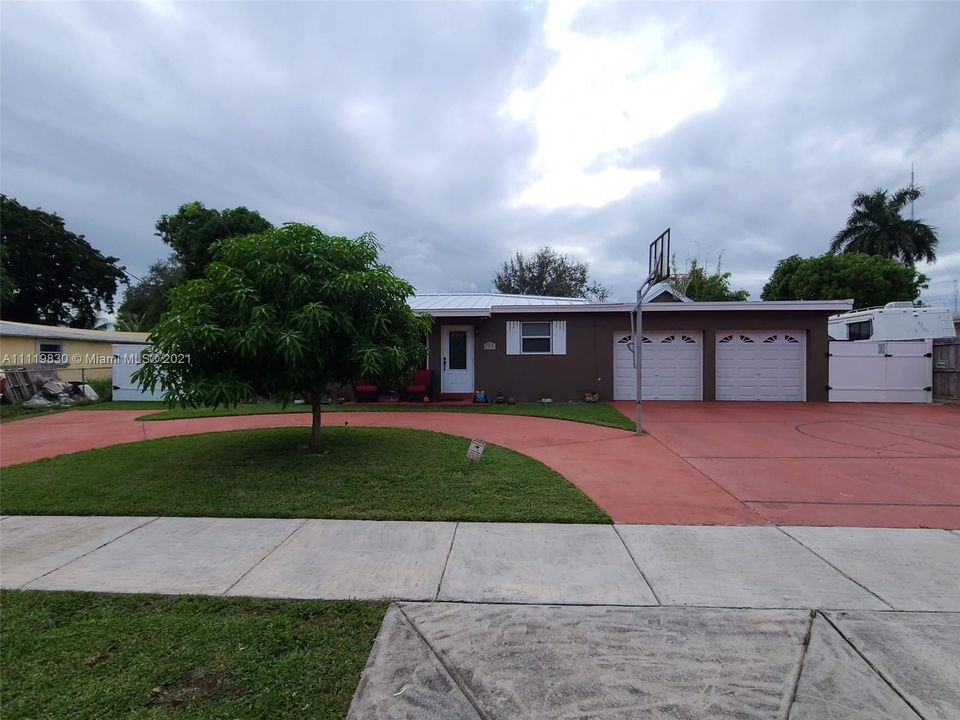 Recently Sold: $480,000 (3 beds, 2 baths, 1922 Square Feet)