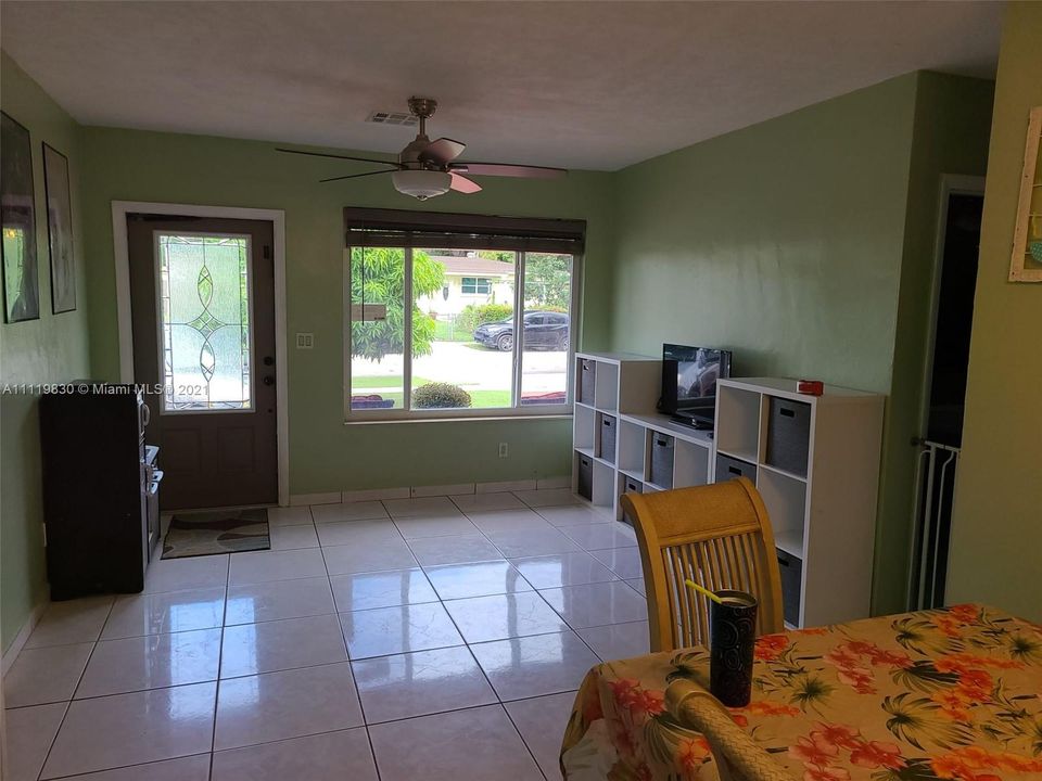 Recently Sold: $480,000 (3 beds, 2 baths, 1922 Square Feet)