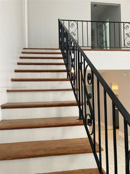 Recently Rented: $2,600 (2 beds, 2 baths, 1600 Square Feet)