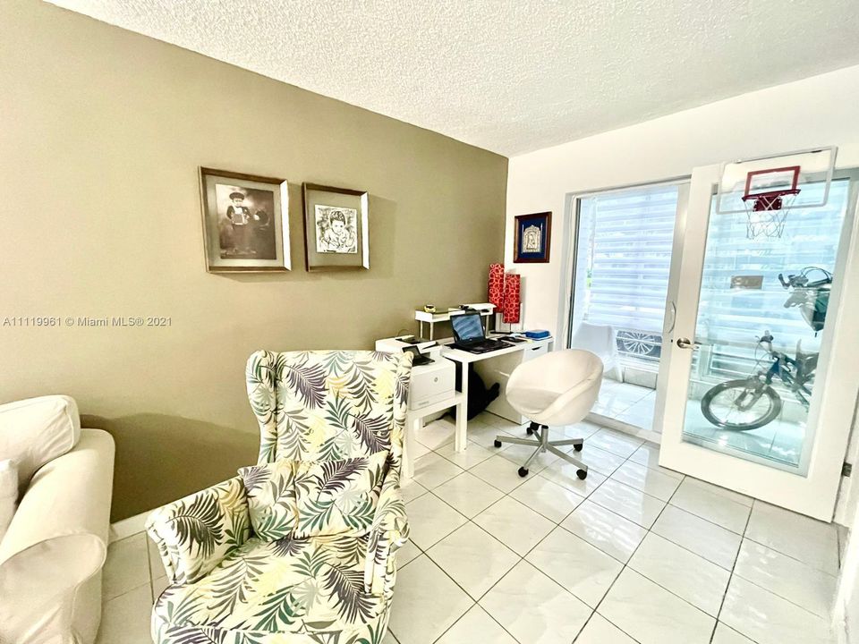 Recently Sold: $470,000 (2 beds, 2 baths, 946 Square Feet)