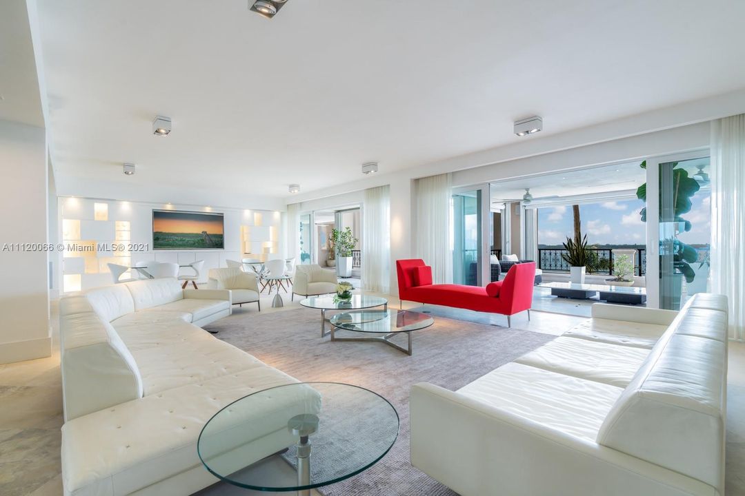 Recently Sold: $9,400,000 (5 beds, 5 baths, 6120 Square Feet)