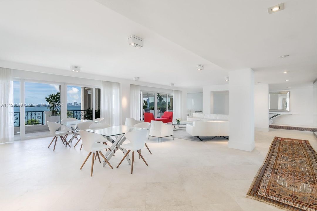 Recently Sold: $9,400,000 (5 beds, 5 baths, 6120 Square Feet)