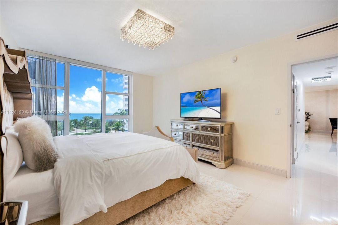 Recently Sold: $950,000 (2 beds, 2 baths, 1056 Square Feet)
