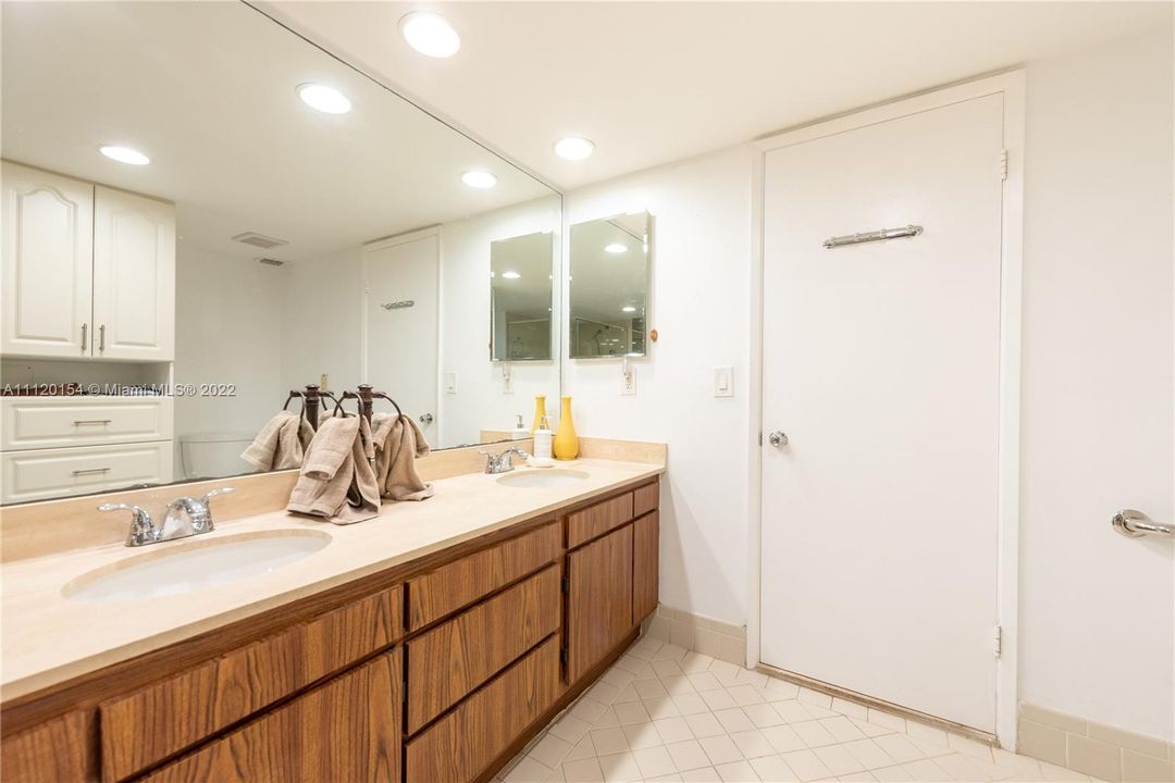 Recently Sold: $695,000 (2 beds, 2 baths, 1423 Square Feet)