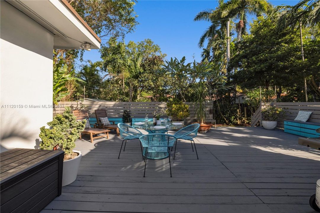 Recently Sold: $1,100,000 (3 beds, 2 baths, 1719 Square Feet)