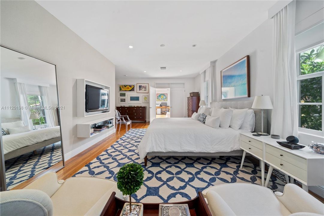 Recently Sold: $2,996,000 (4 beds, 5 baths, 3554 Square Feet)