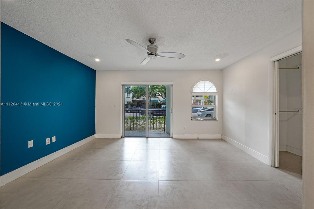 Recently Sold: $275,000 (1 beds, 1 baths, 718 Square Feet)