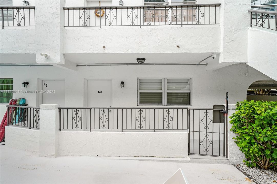 Recently Sold: $275,000 (1 beds, 1 baths, 718 Square Feet)
