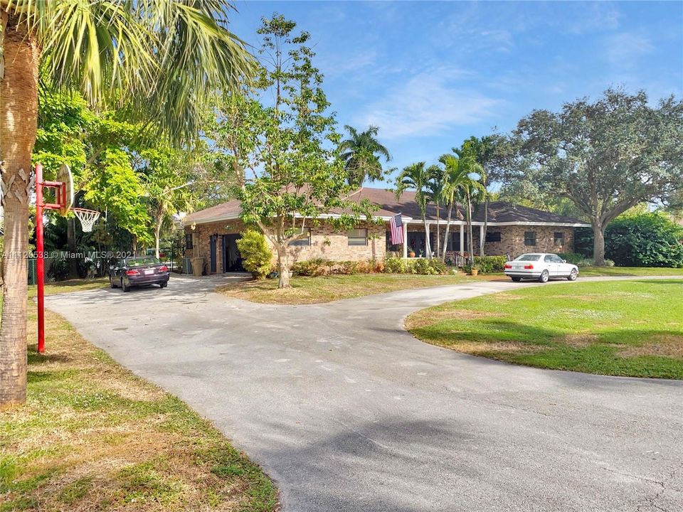 Recently Sold: $950,000 (4 beds, 3 baths, 2644 Square Feet)