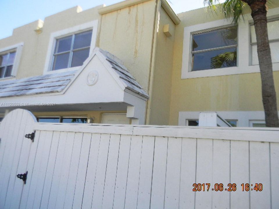 Recently Rented: $1,950 (2 beds, 2 baths, 1000 Square Feet)