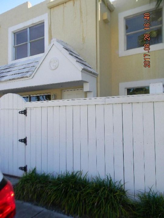 Recently Rented: $1,950 (2 beds, 2 baths, 1000 Square Feet)