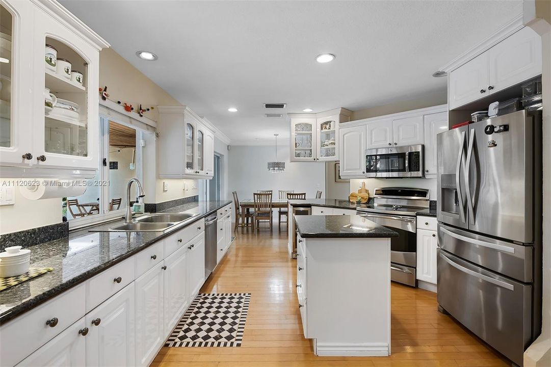 Recently Rented: $5,600 (3 beds, 3 baths, 1894 Square Feet)