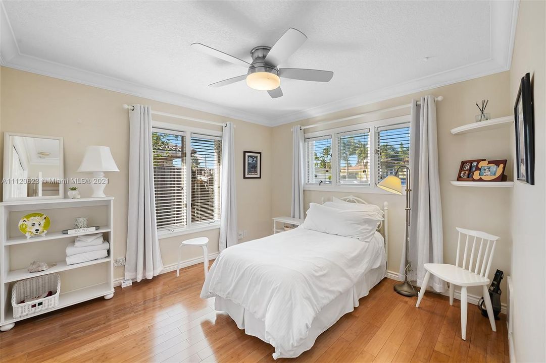 Recently Rented: $5,600 (3 beds, 3 baths, 1894 Square Feet)