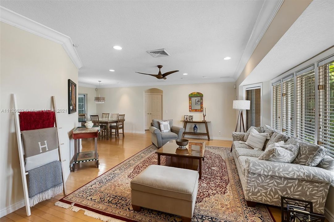 Recently Rented: $5,600 (3 beds, 3 baths, 1894 Square Feet)