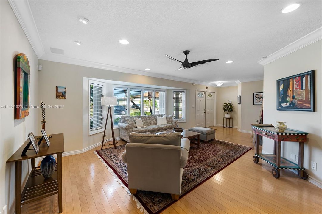 Recently Rented: $5,600 (3 beds, 3 baths, 1894 Square Feet)