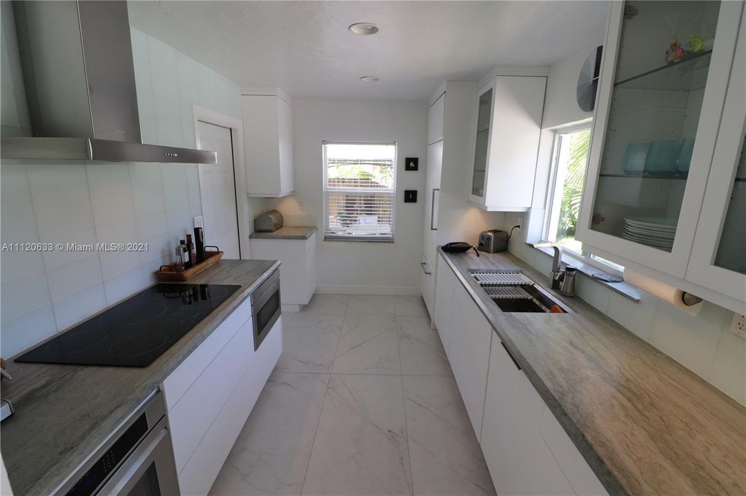 Recently Sold: $749,000 (2 beds, 2 baths, 1278 Square Feet)