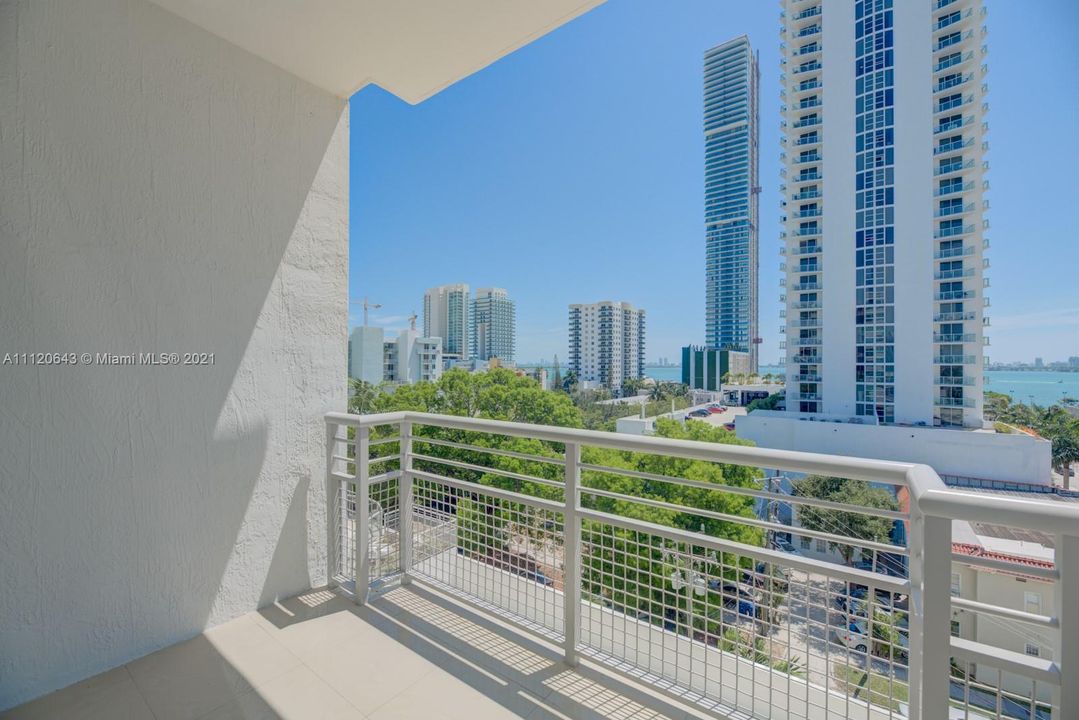Recently Sold: $289,000 (1 beds, 1 baths, 709 Square Feet)