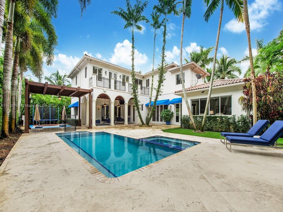 Recently Sold: $2,800,000 (6 beds, 6 baths, 4298 Square Feet)