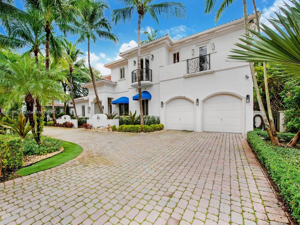 Recently Sold: $2,800,000 (6 beds, 6 baths, 4298 Square Feet)