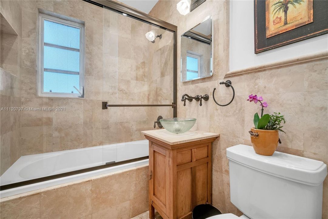 最近租的: $10,000 (4 贝兹, 2 浴室, 1700 平方英尺)