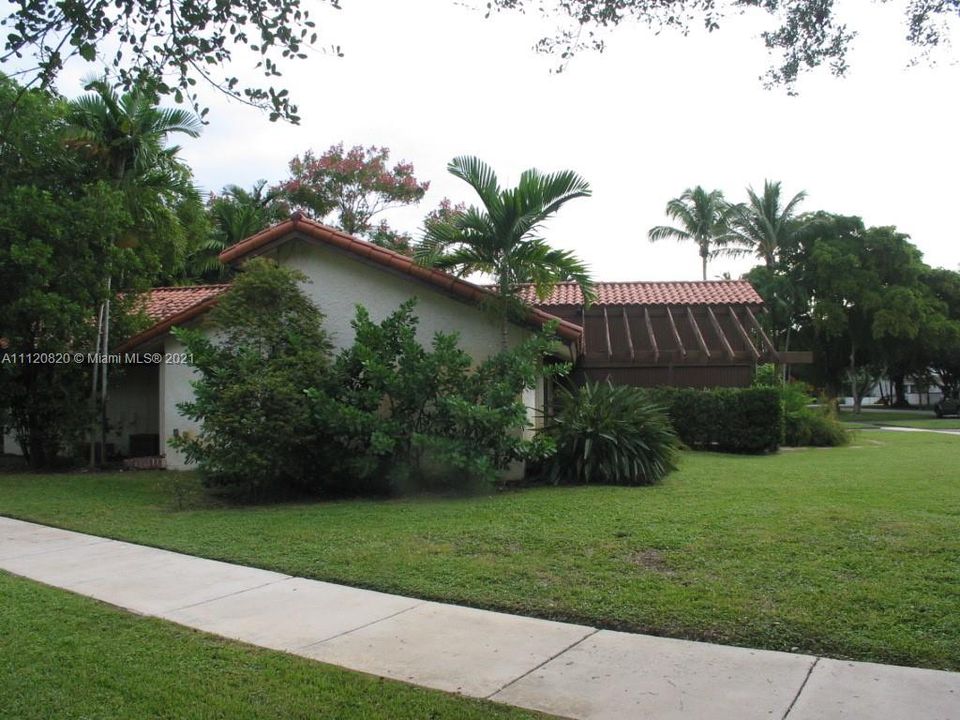 Recently Sold: $990,000 (3 beds, 2 baths, 2096 Square Feet)