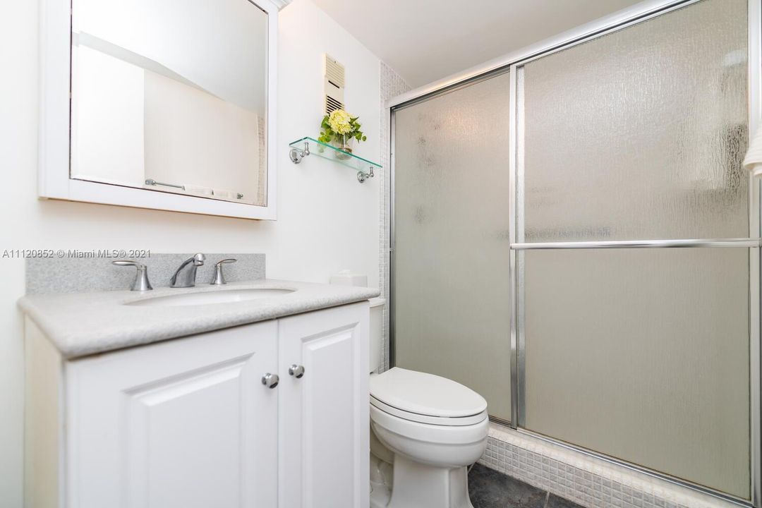Recently Sold: $398,000 (1 beds, 2 baths, 848 Square Feet)